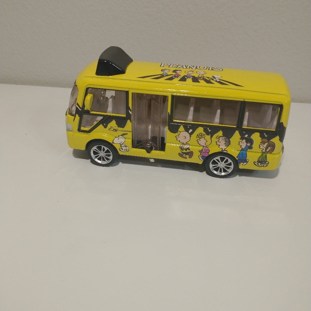 Rare Peanuts Snoopy’s Doghouse Yellow Bus 1:32 Diecast. Pull back action.